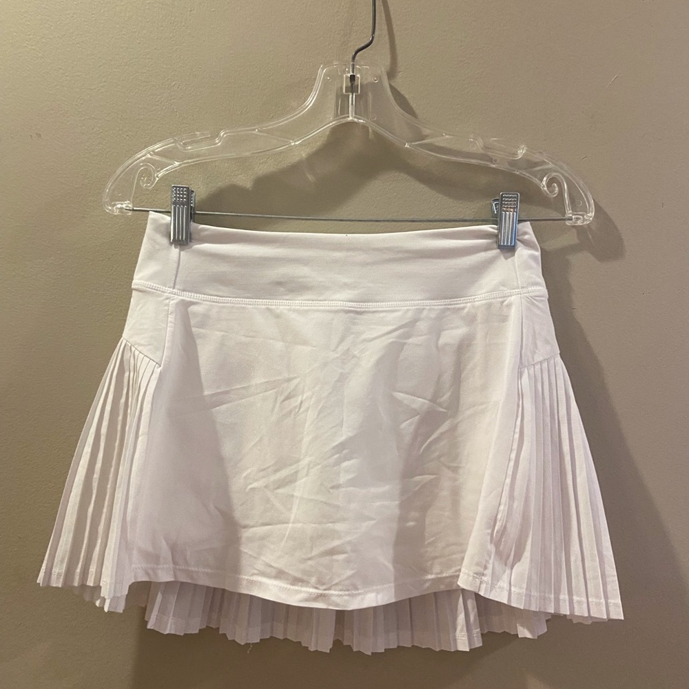 Athleta Girl white size XL/14 pleated tennis skirt. {144}